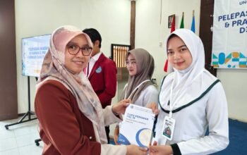 Universitas Muhammadiyah Kuningan melepas 134 mahasiswa Farmasi dan RMIK untuk PKL dan magang sebagai bekal terjun ke dunia kerja.
