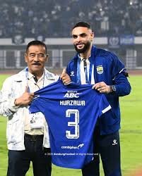 Layvin Kurzawa resmi bergabung Persib. Pemain Timnas Prancis mantan PSG ini semangat, siap memperkuat Persib Hattrick Juara BRI Super League.