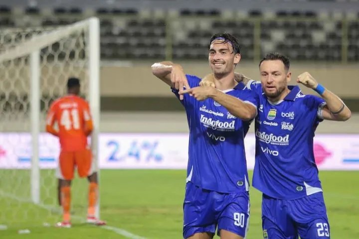 Prediksi Persib vs PSBS Biak H2H (head to head), prediksi skor hingga susunan pemain. Lengkap tempat menonton dengan akses link live streaming Vidio.com. (foto: Andrew Jung dan Marc Klok)