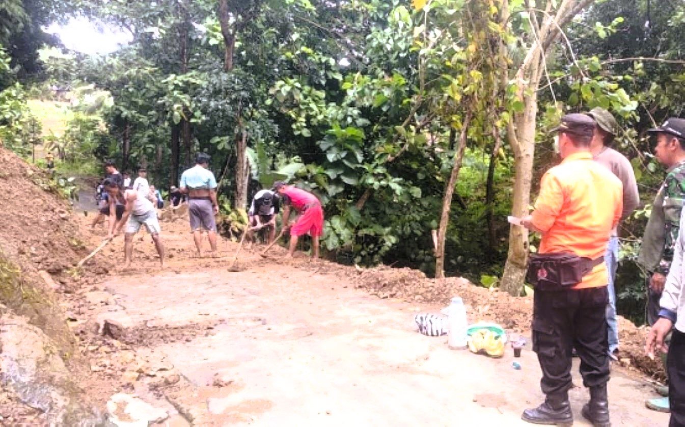 Hujan lebat memicu dua longsor di Ciwaru dan Karangkancana, akses jalan sempat tertutup, BPBD Kuningan lakukan penanganan.