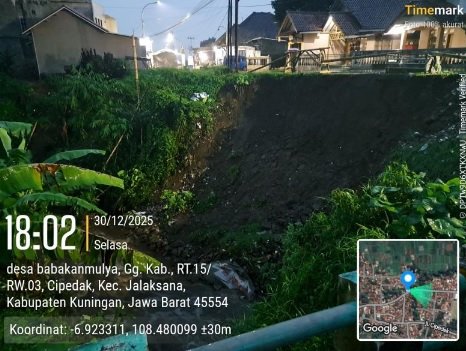 Hujan lebat picu longsor di Jalaksana Kuningan, tebing runtuh timpa Sungai Cihurang dan ganggu akses jalan warga.