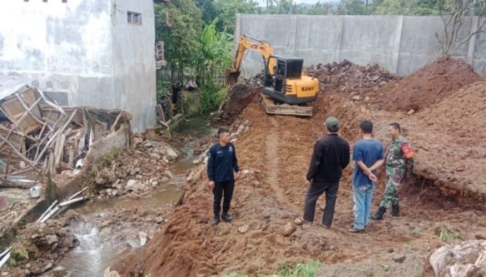 Sungai Cigalagah Meluap, TPT Berusia 18 Tahun Longsor di Kalapagunung