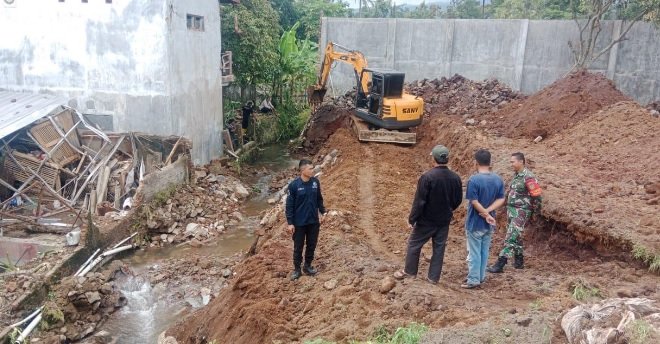 Longsor di Kalapagunung Kuningan akibat hujan lebat merusak TPT dan pagar warga, aliran Sungai Cigalagah sempat tertutup.