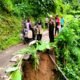 Akses jalan Desa Margacina - Karangkancana putus akibat longsor, (21/1/2026). Mobil dilarang melintas, BPBD Kuningan minta warga waspada longsor susulan!
