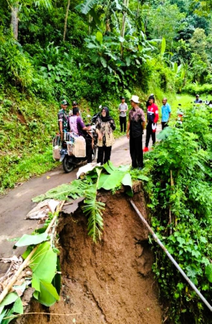 Akses jalan Desa Margacina - Karangkancana putus akibat longsor, (21/1/2026). Mobil dilarang melintas, BPBD Kuningan minta warga waspada longsor susulan!
