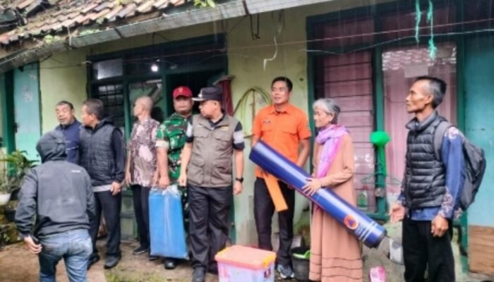 Atap Rumah Ida di Purwawinangun Ambruk, Anak-Cucunya Ikut Terancam? BPBD Kuningan Turun Tangan