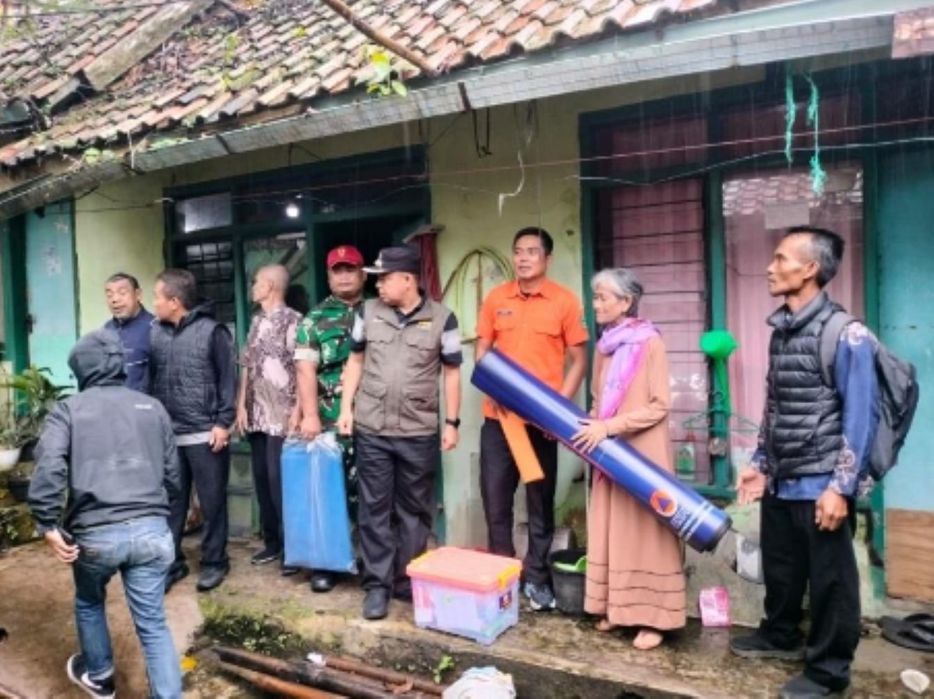 Rumah warga Purwawinangun, akibat atapnya lapuk. Tidak ada korban jiwa, satu keluarga terpaksa mengungsi, (22/1/2026). BPBD Kuningan turun tangan memberikan bantuan.