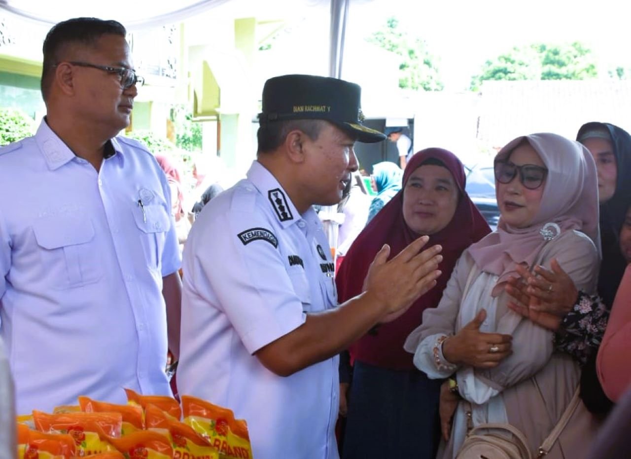 Gerakan Pangan Murah GPM DIRAHMATI Kuningan salurkan hampir 20 ton bahan pokok. Warga antusias, beras dan minyak goreng cepat habis.