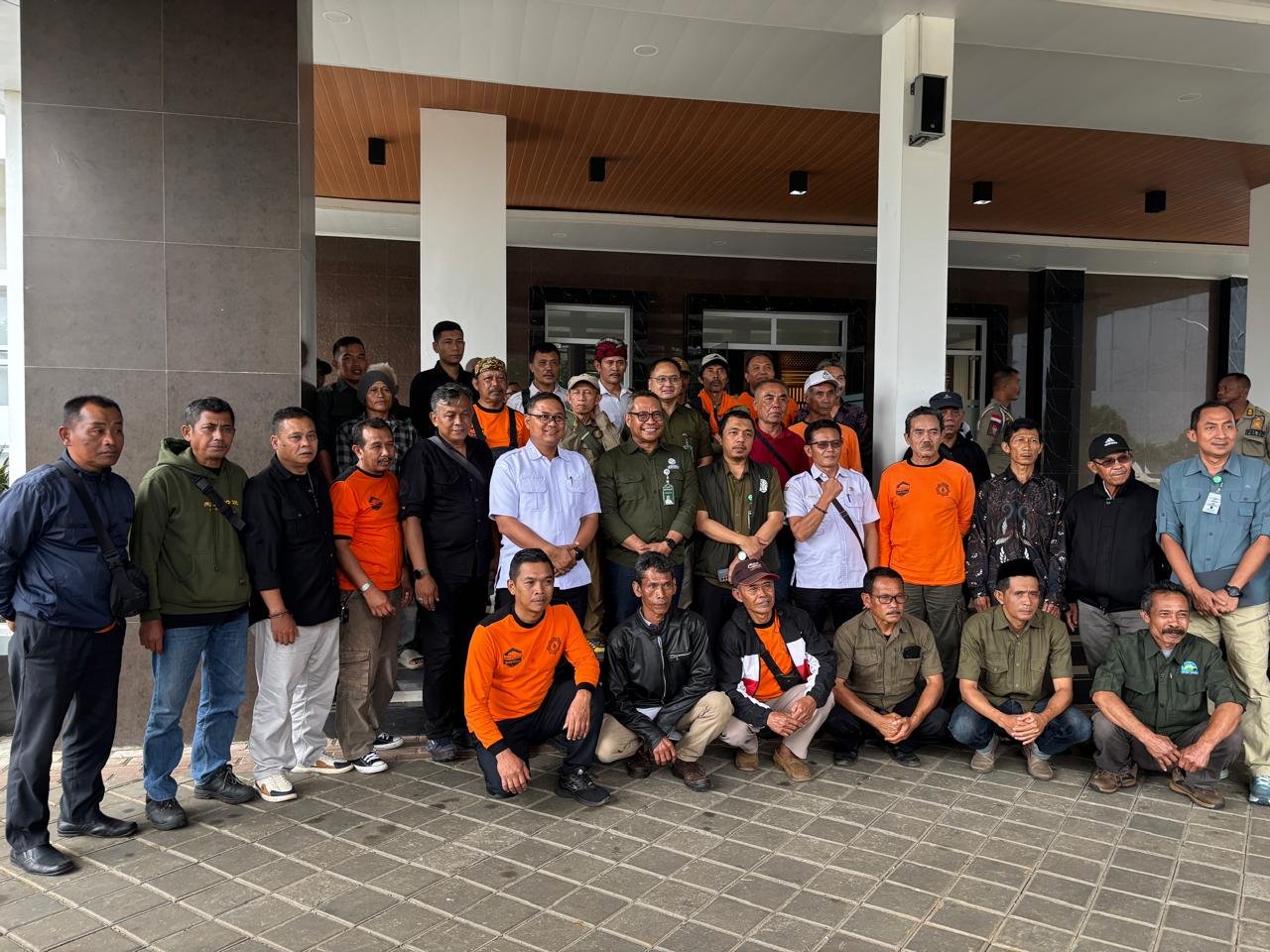 Kunjungan Kemenhut ke TNGC beri harapan bagi 1.000 petani pinus. Menanti kepastian hukum agar hutan lestari & ekonomi warga aman.