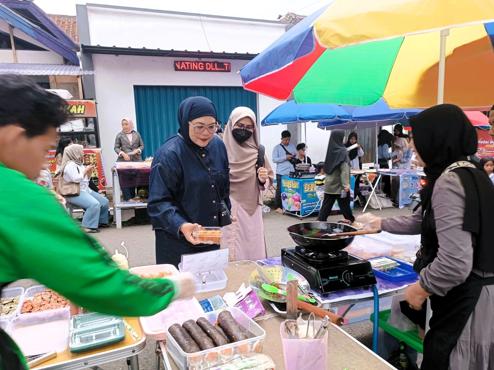 Suasana War Takjil di Pasar Ramadan 2026 jalan lingkar Pramuka-Soekarno-Ramajaksa Kabupaten Kuningan. Tampak Anggota DPRD Provinsi Jawa Barat, Hj. Ika Siti Rahmatika ngabuburit di sana memborong jajanan buka puasa, Sabtu (28/2/2026).