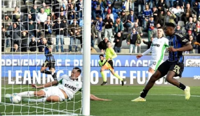 Aksi heroik Jay Idzes sapu bola di garis gawang bawa Sassuolo bungkam Pisa 3-1. Simak ulasan performa sang kapten Timnas viral di Serie A Liga Italia!