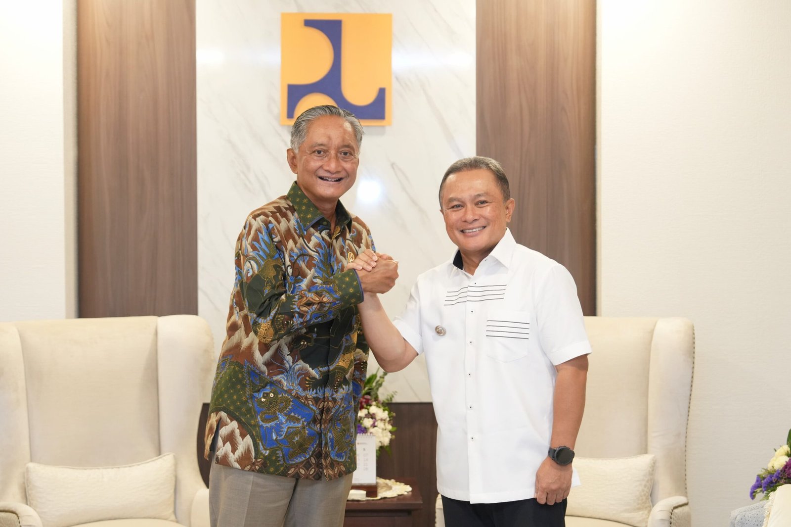 Aksi PMII geruduk Pendopo Kuningan saat refleksi 1 tahun pemerintahan. Ternyata Bupati sedang lobi menteri, nyari anggaran infrastruktur di Jakarta.