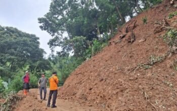Akses Desa Cipakem Kuningan Terputus Longsor Gunung Cina, Mobil Sempat Tak Bisa Lewat