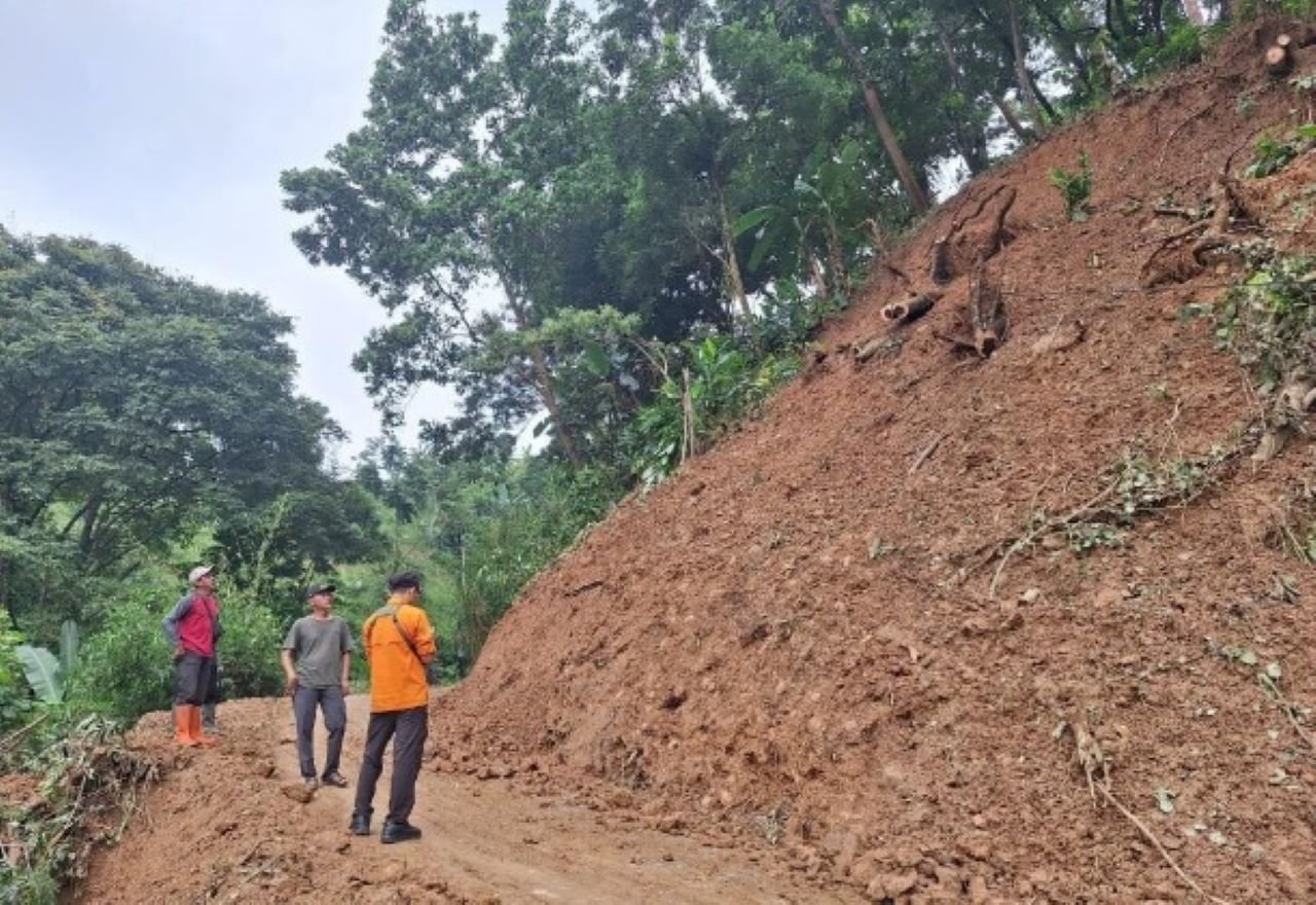 Longsor tebing Gunung Cina tutupi jalan Desa Cipakem, Maleber. BPBD Kuningan melaporkan kondisi terbaru dan akses jalan di sini.