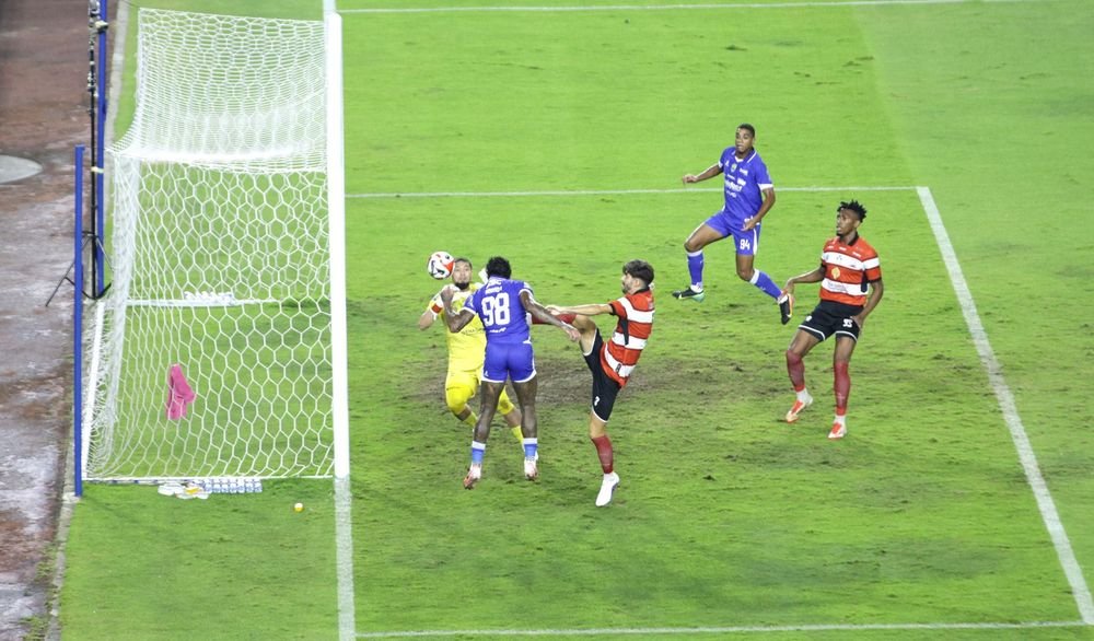 Persib pesta 5-0 atas Madura United di GBLA. Ramon Tanque cetak dua gol, Maung Bandung kukuh di puncak Klasemen Liga 1.