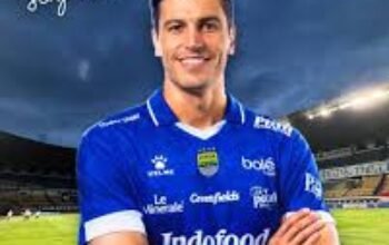 Persib resmi amankan striker Spanyol Sergio Castel! Umuh Muchtar ungkap update bursa transfer Maung Bandung dan Bojan Hodak beberkan kondisi skuad jelang lawan Malut United.