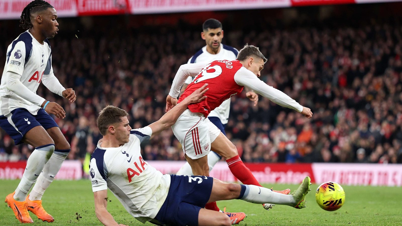 link live streaming Tottenham vs Arsenal di Derby London Utara. Spurs hindari degradasi, The Gunners ditekan isu bottle dan persaingan gelar.