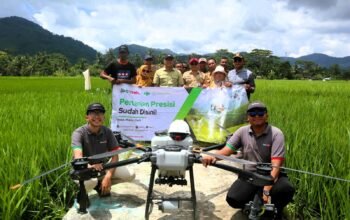 Diskatan Kuningan memanfaatkan drone dalam Gerdal OPT padi sebagai bagian pertanian presisi untuk kendalikan BLB secara cepat dan efisien.