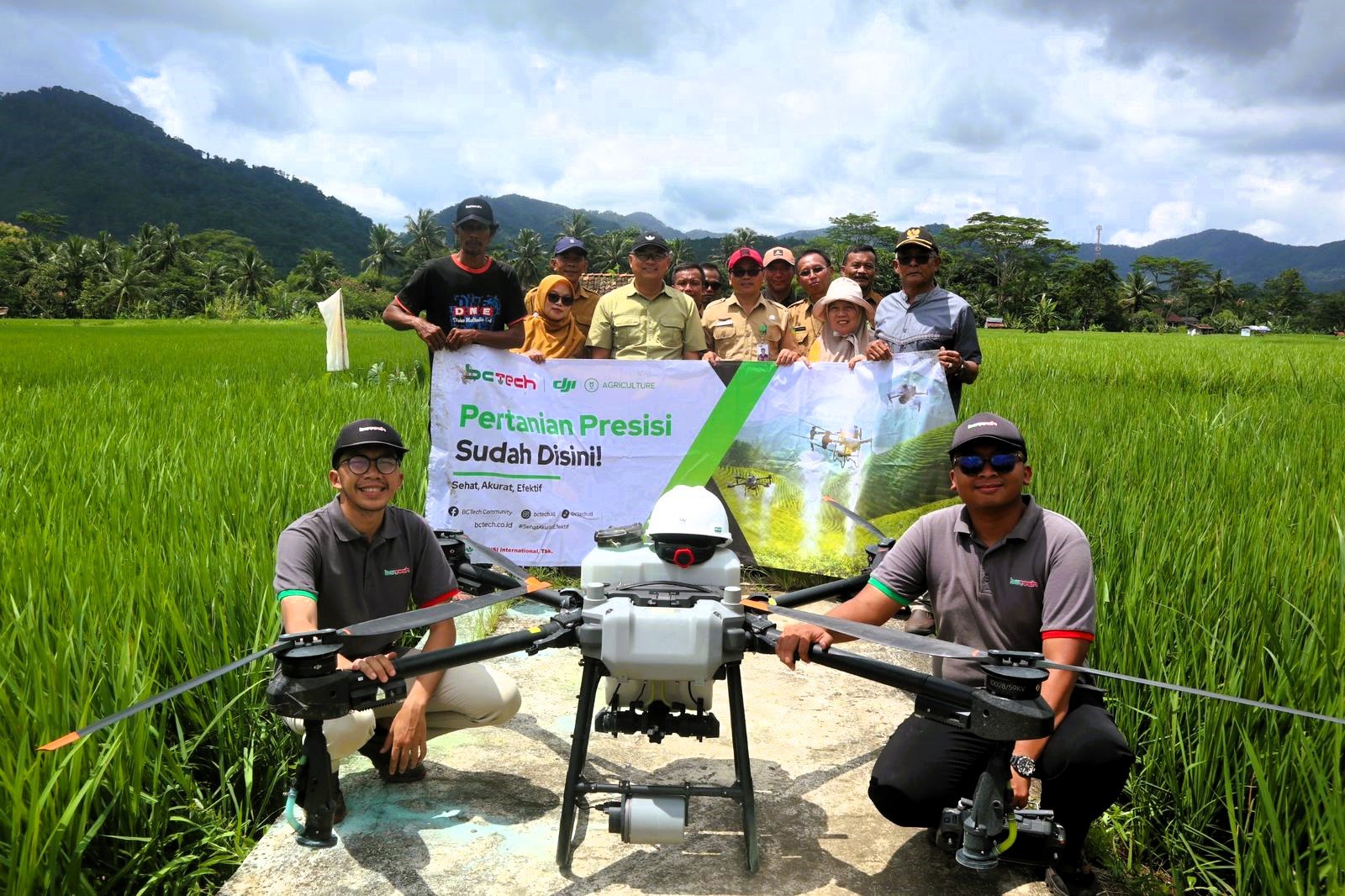 Diskatan Kuningan memanfaatkan drone dalam Gerdal OPT padi sebagai bagian pertanian presisi untuk kendalikan BLB secara cepat dan efisien.