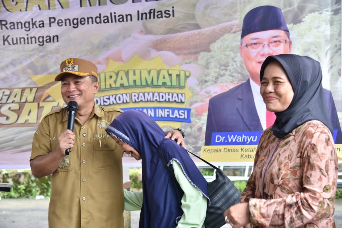 Bupati Kuningan, Dr. H. Dian Rachmat Yanuar, leads GPM DIRAHMATI in Haurkuning to curb food prices and protect purchasing power during Ramadan, Tuesday (February 24, 2026).