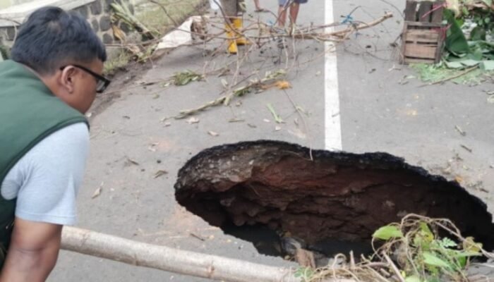 Sinkhole Putuskan Akses Jembatan Cibungkan di Kuningan: Gorong-gorong Amblas 6 Meter!