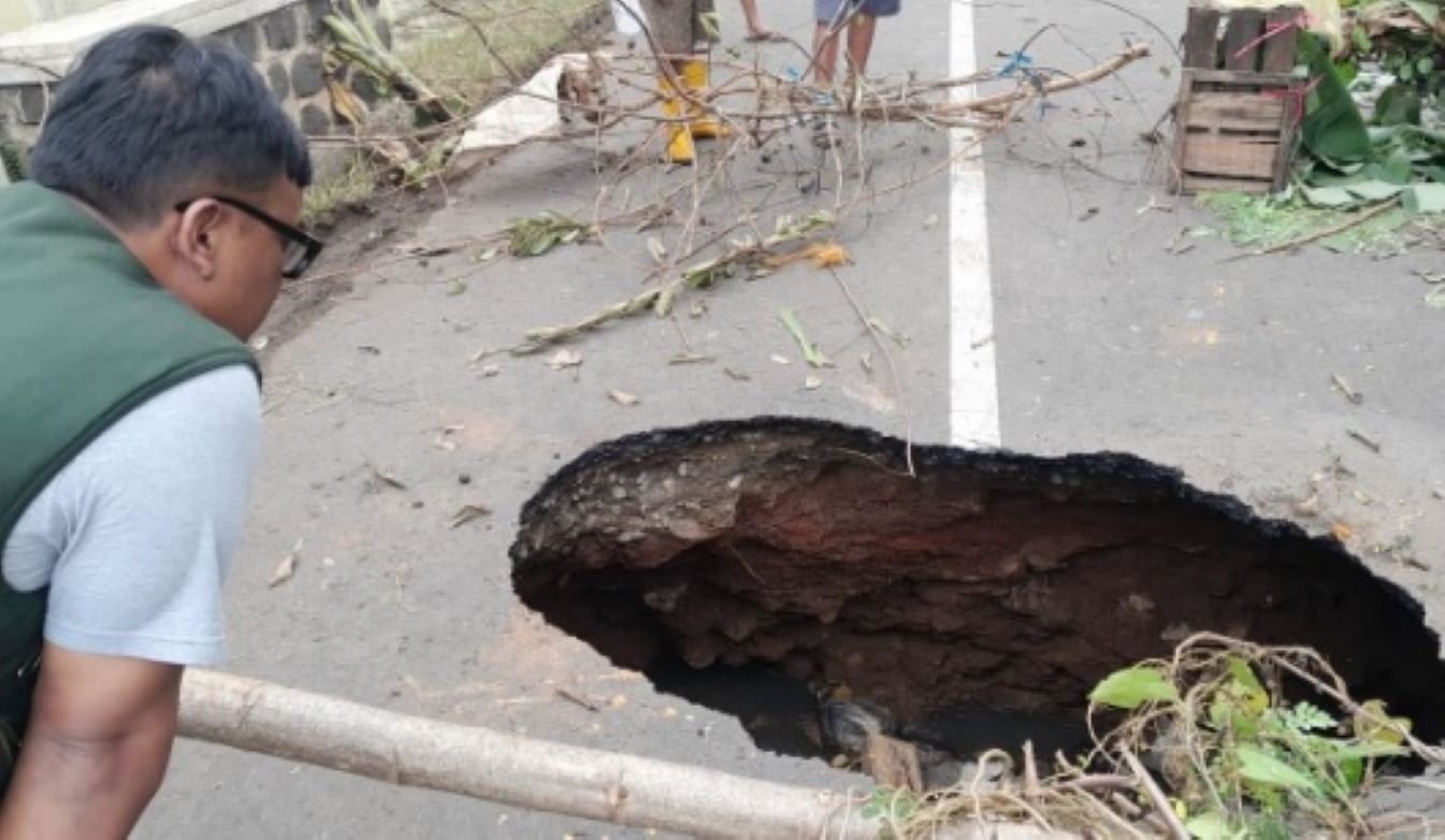 Jalan Ciawigebang-Cihaur terputus akibat sinkhole sedalam 4 meter di Karangkamulyan, Kabupaten Kuningan. Cek rute alternatifnya di sini!
