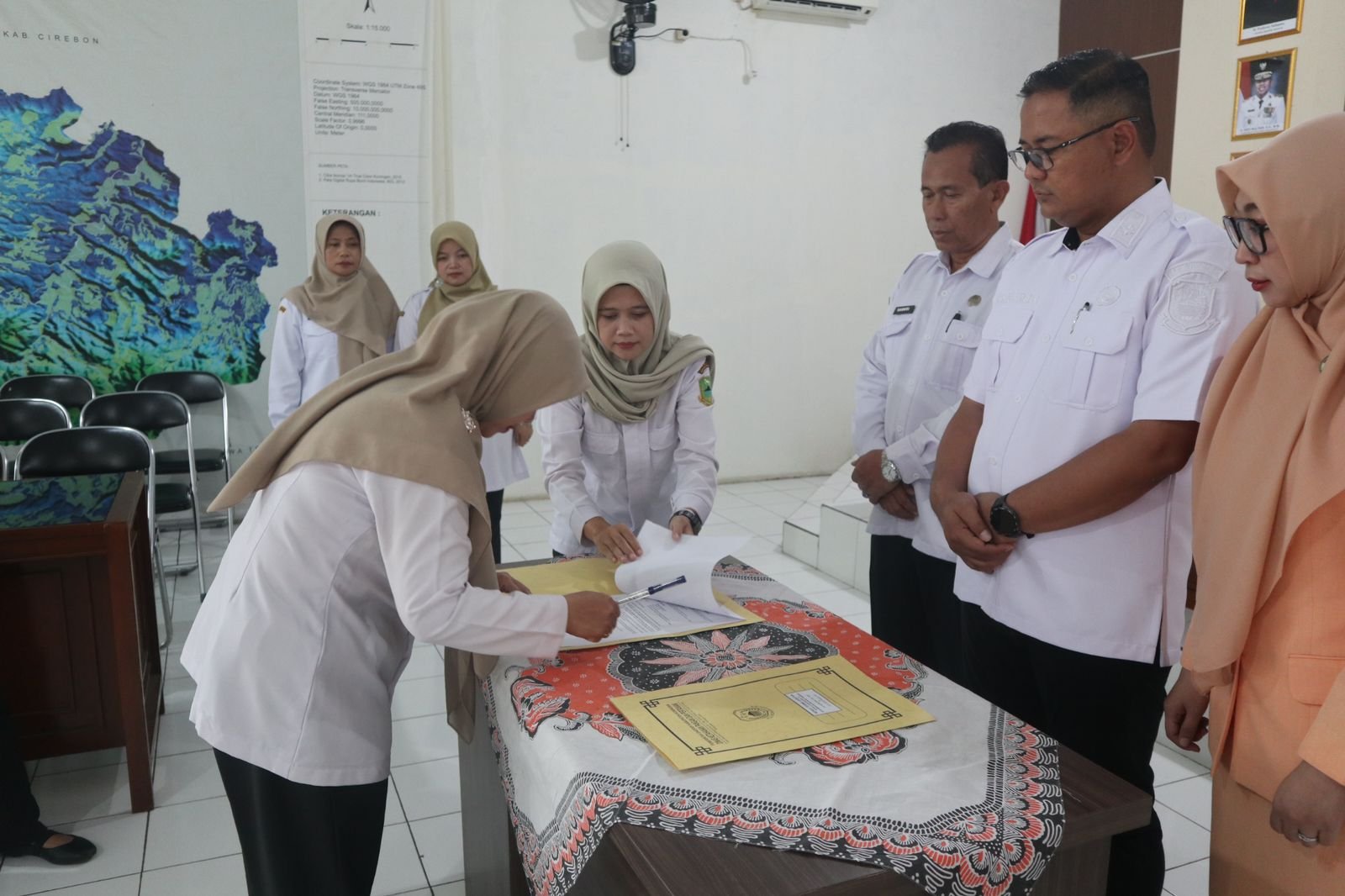 Kuningan targetkan surplus beras 2026 naik 10% usai tembus 120 ribu ton. Simak strategi Kadiskatan Wahyu Hidayah jaga lumbung pangan Jabar.