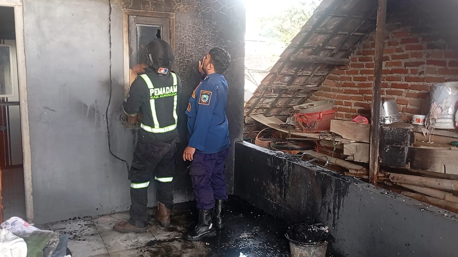 Kebakaran rumah di Desa Maniskidul Jalaksana Kuningan dipicu cucu korban bermain korek api. Satu orang luka bakar saat mencoba memadamkan api.