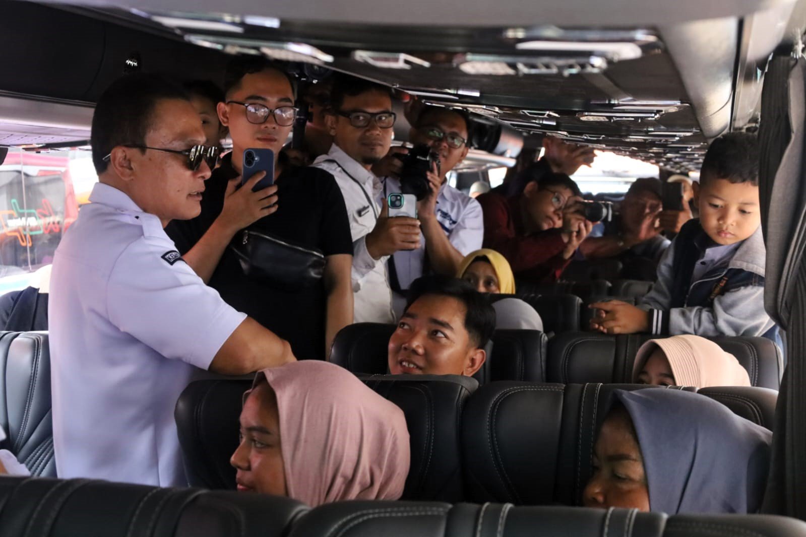Empat bus balik gratis dari Kuningan menuju Jabodetabek resmi diberangkatkan. Bupati sebut program ini sangat dibutuhkan perantau.