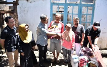 Rumah warga Bayuning terbakar dini hari saat masak lontong Lebaran, Pemerintah Kabupaten Kuningan datang menyalurkan bantuan darurat.