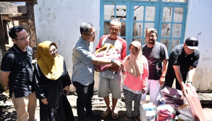 Api Berkobar Saat Tengah Malam, Korban Kebakaran di Bayuning Langsung Dapat Bantuan Pemkab Kuningan