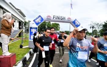 Wabup Kuningan Tuti Andriani lepas Dadakan Fest XIX Fun Run 2026. Intip keseruan ratusan pelari IKA SMANDA di Pemkab Kuningan.