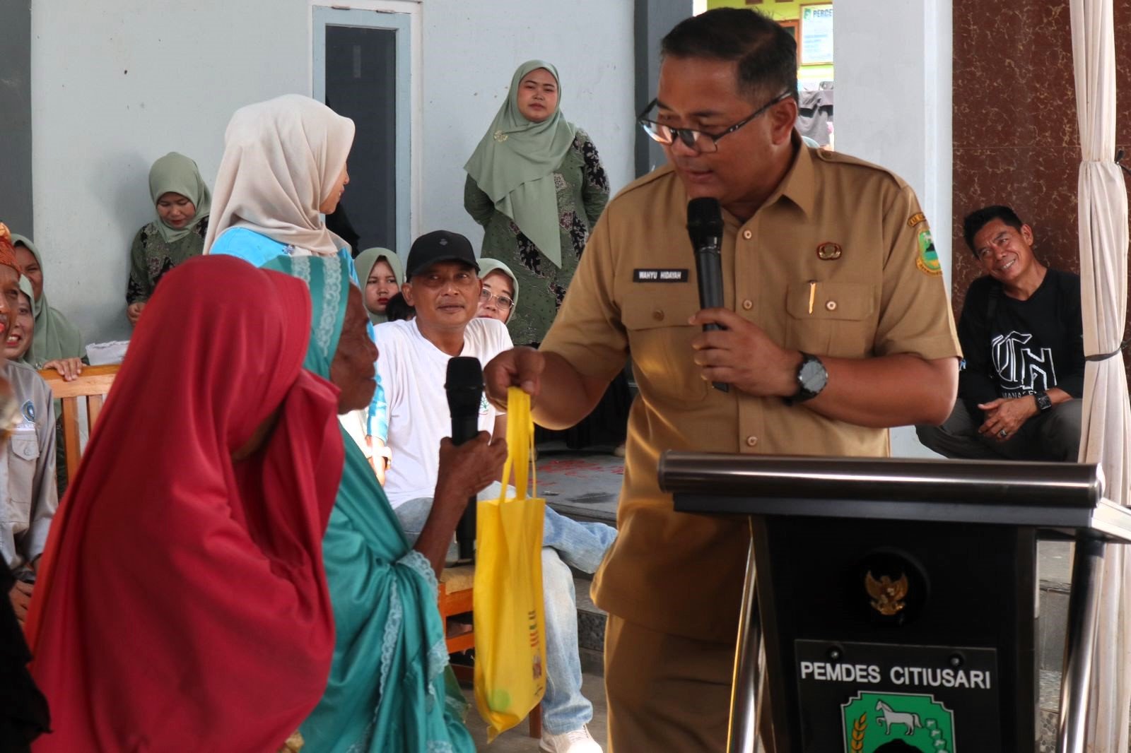 Antusias warga Citiusari padati GPM DIRAHMATI Ramadan yang digelar Diskatan Kuningan. Harga beras, minyak, telur hingga cabai dijual murah!