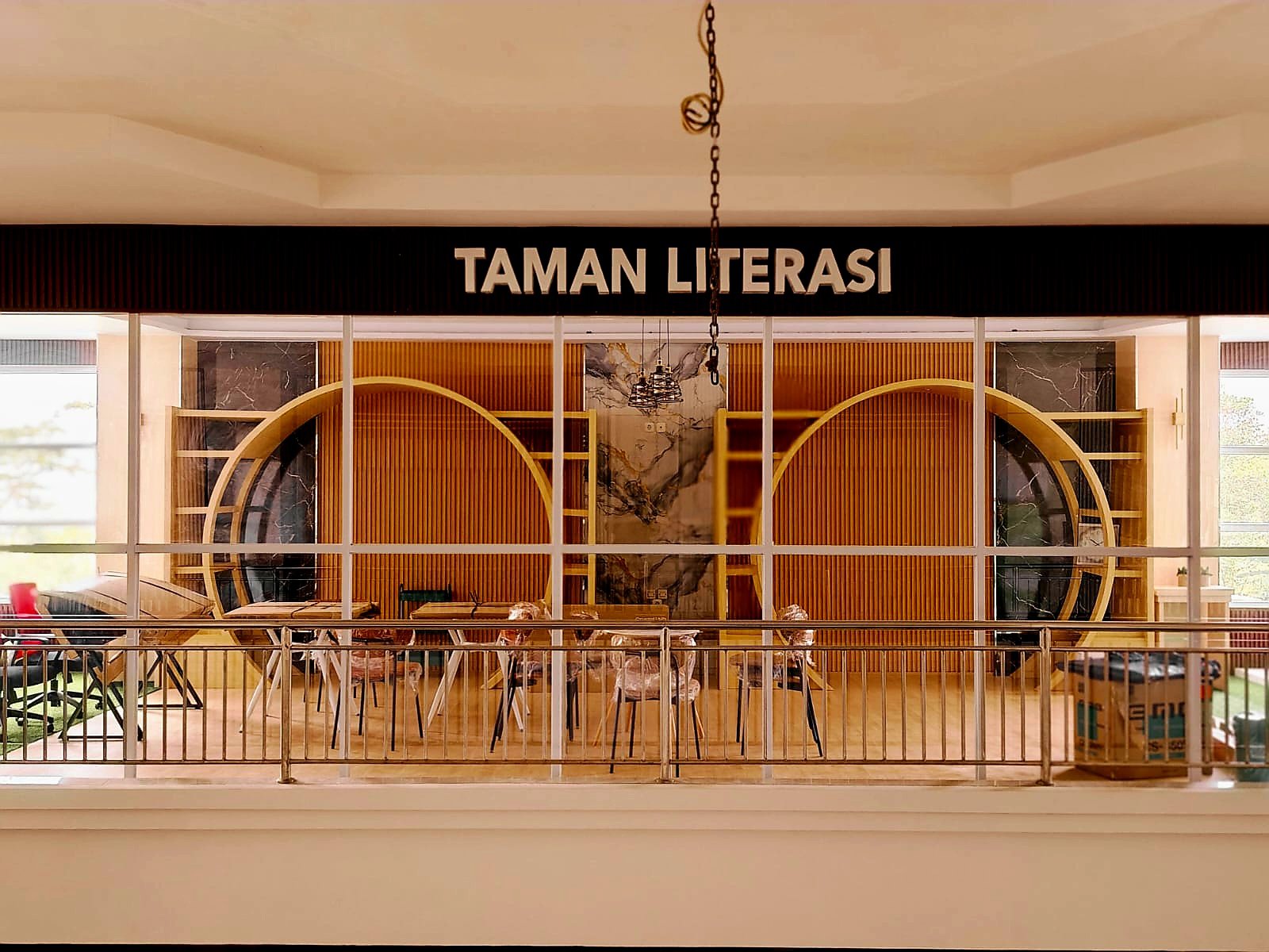 Bupati Kuningan, Dr. H Dian Rachmat Yanuar resmikan Taman Literasi Setda. Ingatkan ASN budayakan membaca sebelum tanda tangan dokumen.