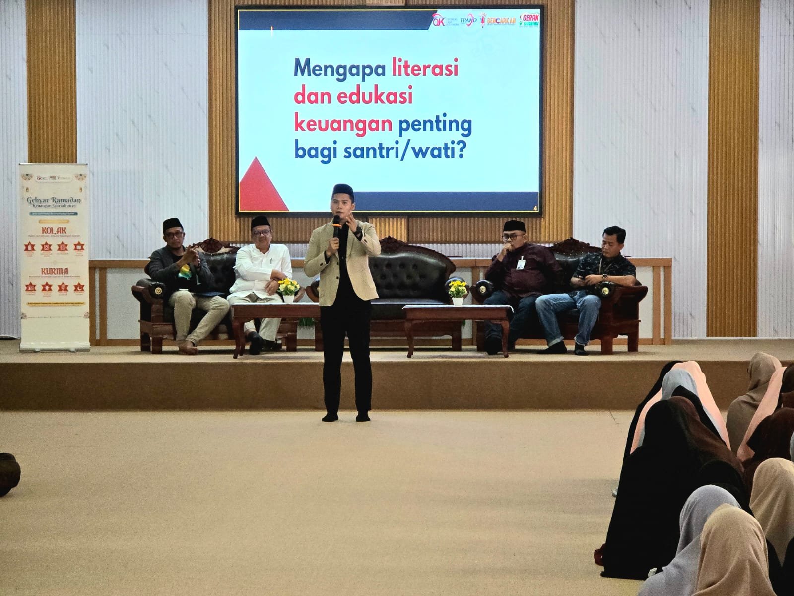 Ratusan santri Husnul Khotimah Kuningan ikuti edukasi literasi keuangan syariah OJK dan BSI, bahas manajemen uang, pinjol, judi online, hingga anti scam.