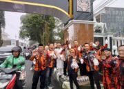 Semangat Berbagi di Bulan Suci, MPC Pemuda Pancasila Kuningan Bagi-bagi 2.000 Takjil ke Pengendara Jalan