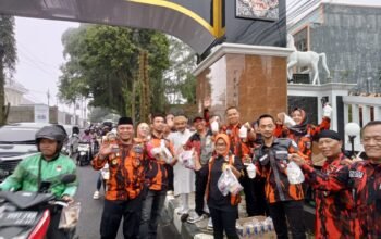Pemuda Pancasila Kuningan membagikan 2.000 paket takjil kepada pengguna jalan sebagai aksi sosial Ramadan dan bentuk kepedulian pada warga.