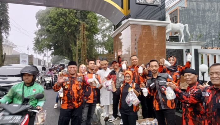 Semangat Berbagi di Bulan Suci, MPC Pemuda Pancasila Kuningan Bagi-bagi 2.000 Takjil ke Pengendara Jalan