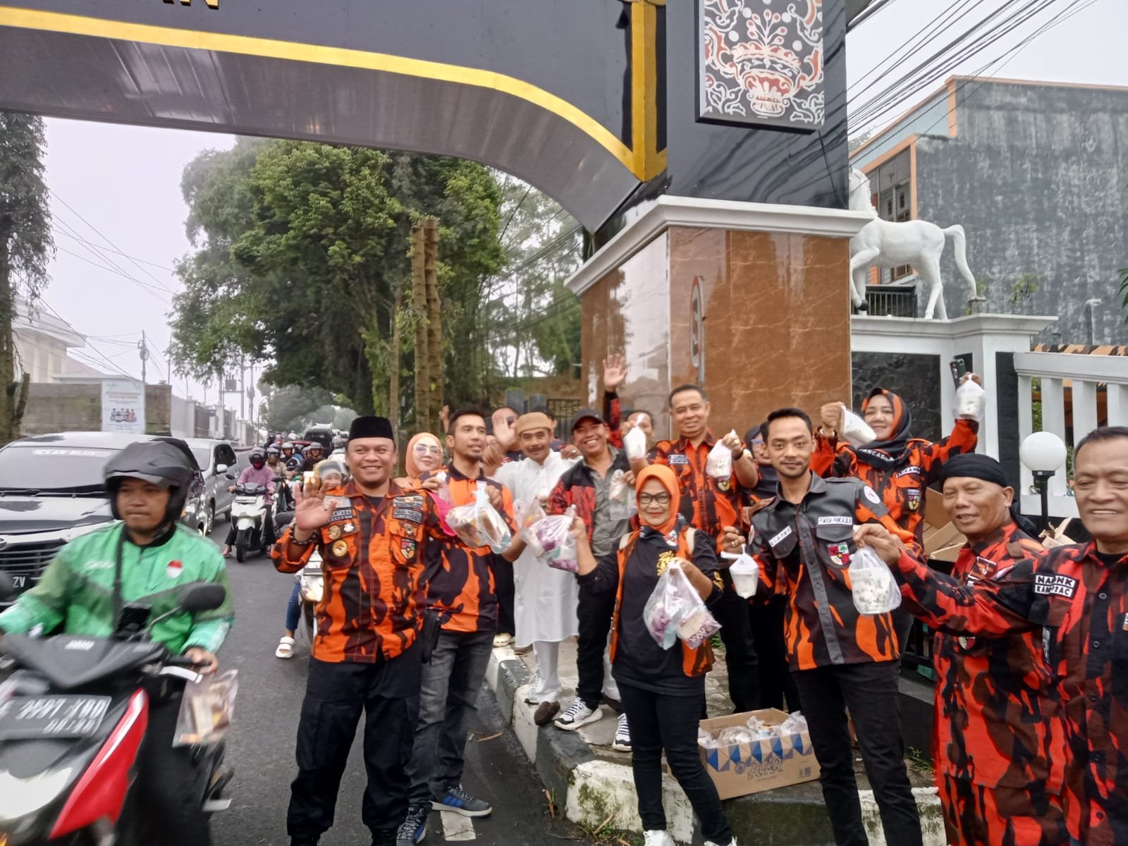 Pemuda Pancasila Kuningan membagikan 2.000 paket takjil kepada pengguna jalan sebagai aksi sosial Ramadan dan bentuk kepedulian pada warga.