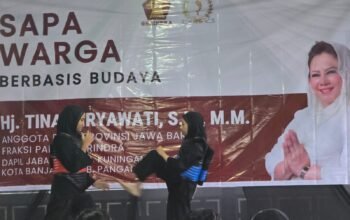 Pesilat dari Paguron Padjadjaran Cimande Awirarawan (PPCA) memeriahkan giat Sapa Warga Berbasis Budaya yang digelar Anggota DPRD Jawa Barat dari Fraksi Gerindra, Hj. Tina Wiryawati, SH., MM., di Halaman Villa De La Tina, Desa Puncak, Kecamatan Cigugur, Kabupaten Kuningan, Jawa Barat, (14/3/2026).