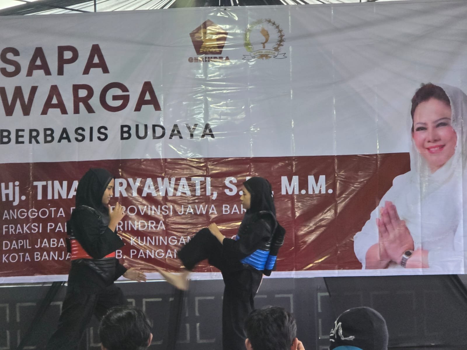 Pesilat dari Paguron Padjadjaran Cimande Awirarawan (PPCA) memeriahkan giat Sapa Warga Berbasis Budaya yang digelar Anggota DPRD Jawa Barat dari Fraksi Gerindra, Hj. Tina Wiryawati, SH., MM., di Halaman Villa De La Tina, Desa Puncak, Kecamatan Cigugur, Kabupaten Kuningan, Jawa Barat, (14/3/2026).