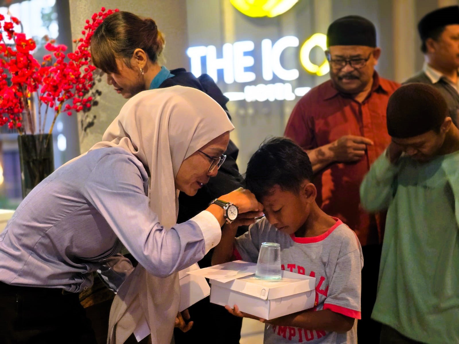 General Manager The Icon Hotel, Melfi Lenggono menyerahkan santunan kepada anak yatim-piatu, dalam acara buka puasa Ramadan (bukber), Senin 16 Maret 2026.