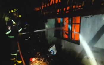 Rumah warga Bayuning ludes terbakar saat memasak lontong Lebaran, api diduga dari tungku yang lupa dimatikan. Damkar Kuningan melaporkan kerugian mencapai Rp128 juta.