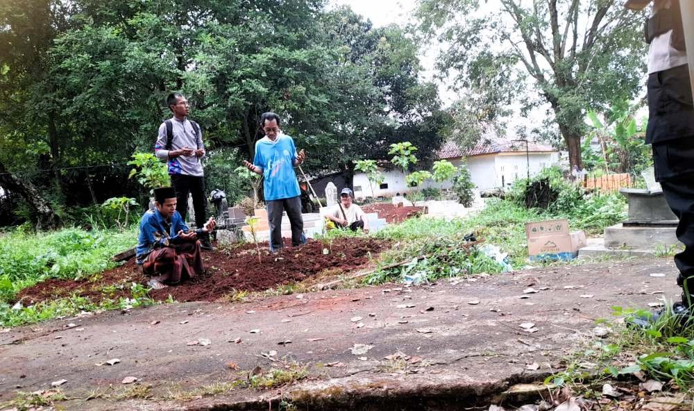 Aroma busuk di Luragung ungkap temuan jasad pria yang sudah meninggal 5 hari. Tim Damkar Kuningan turun tangan bantu evakuasi.