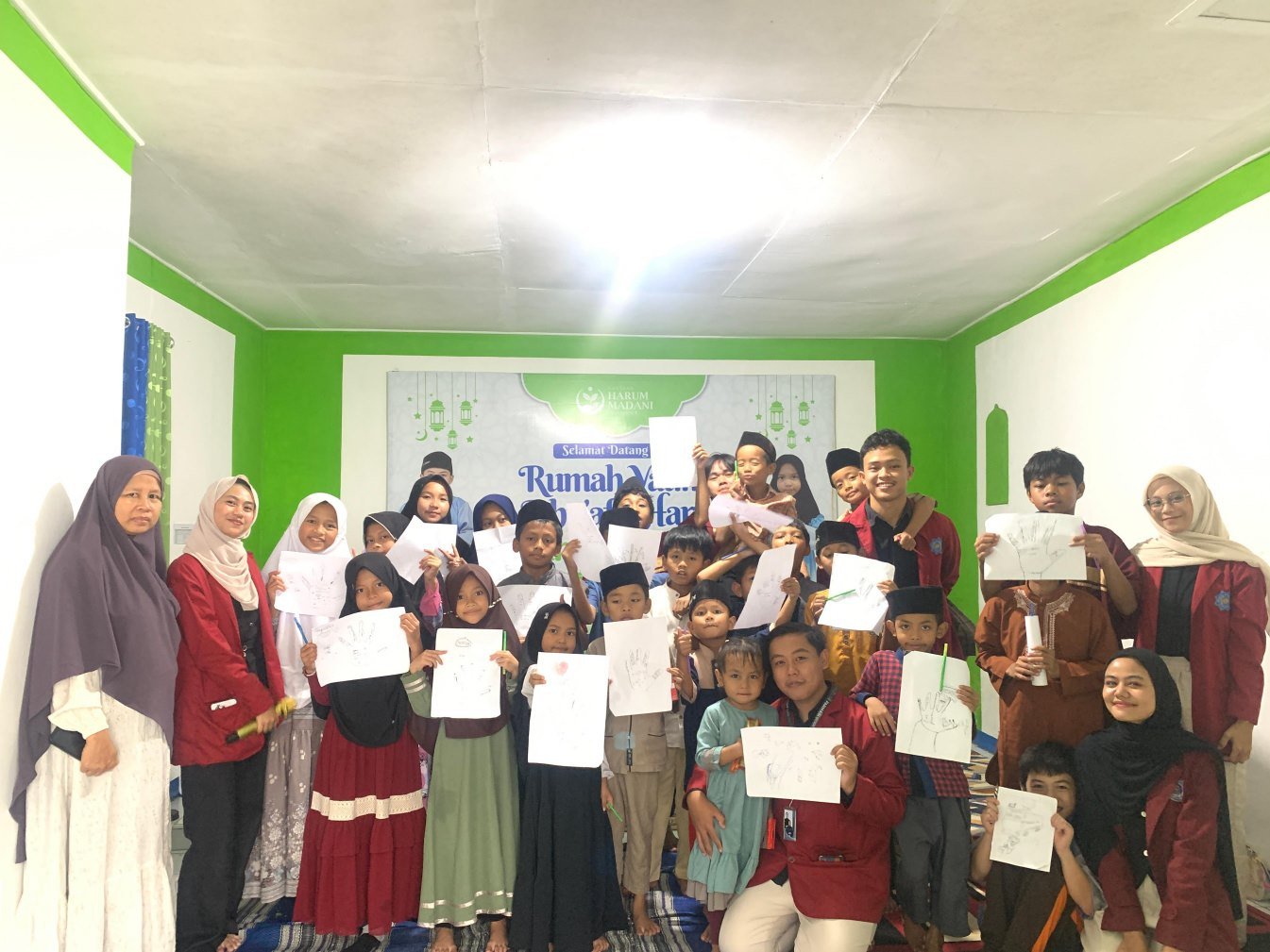 BEM FFKS UM Kuningan dan ORMAWA gelar Berkah 'Ramadan 2026' lewat santunan yatim dhuafa serta pembagian ratusan takjil gratis di Kuningan.