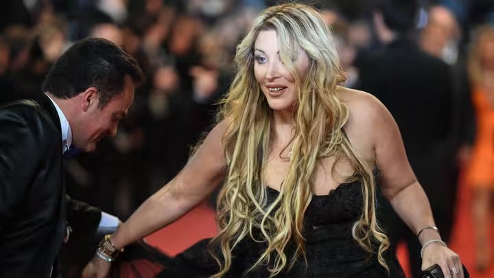 Kematian Loana Petrucciani di Nice diduga akibat jatuh ke belakang, sementara sahabat dekat mengungkap kondisi sulitnya.