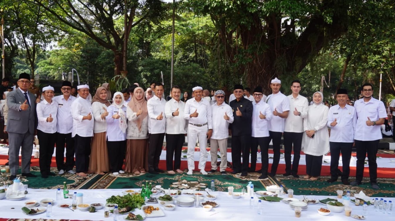 Wabup Kuningan hadir di halal bihalal Gedung Sate, Pemprov Jabar tekankan ASN tetap maksimal di tengah tekanan fiskal.