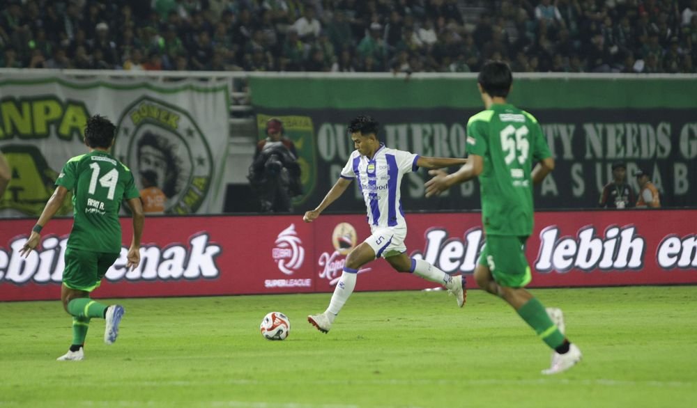 Hujan gol di GBT! Persebaya vs Persib berakhir seri 2-2. Simak ulasan pertandingan dan cek update Klasemen Liga 1 BRI Super League di sini.