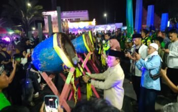 Malam takbiran Idul Fitri 1447 H dan festival bedug di Masjid Agung Syiarul Islam Kuningan: makna fitrah dan kepulangan saat Lebaran 2026.