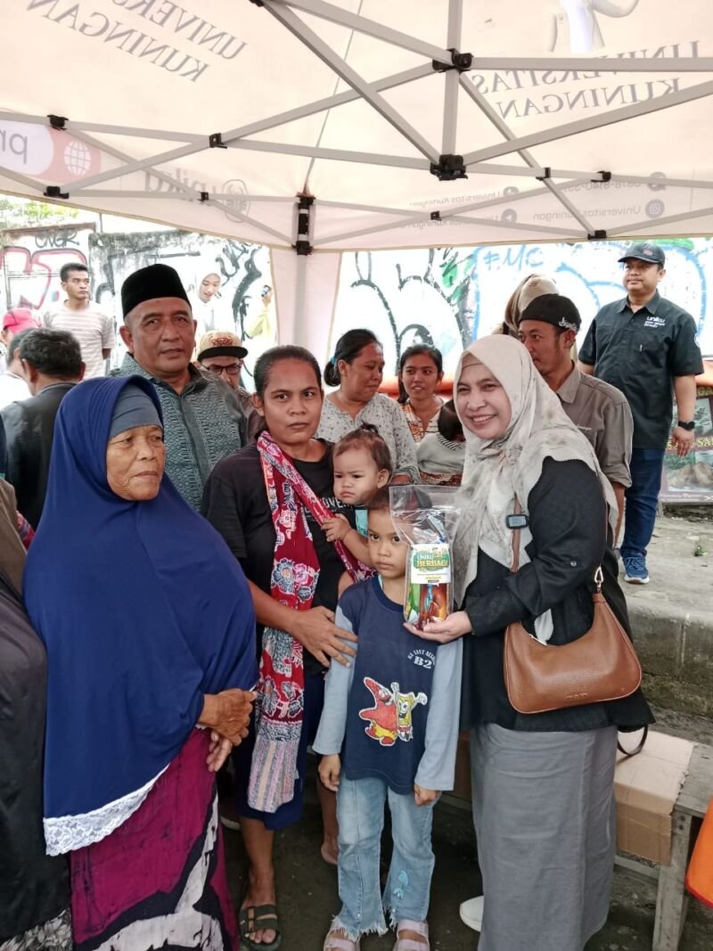 Universitas Kuningan tutup safari Ramadan 2026 bagi-bagi 2.500 paket takjil di Ciledug Cirebon. Cek juga info PMB Uniku Gelombang I di sini!